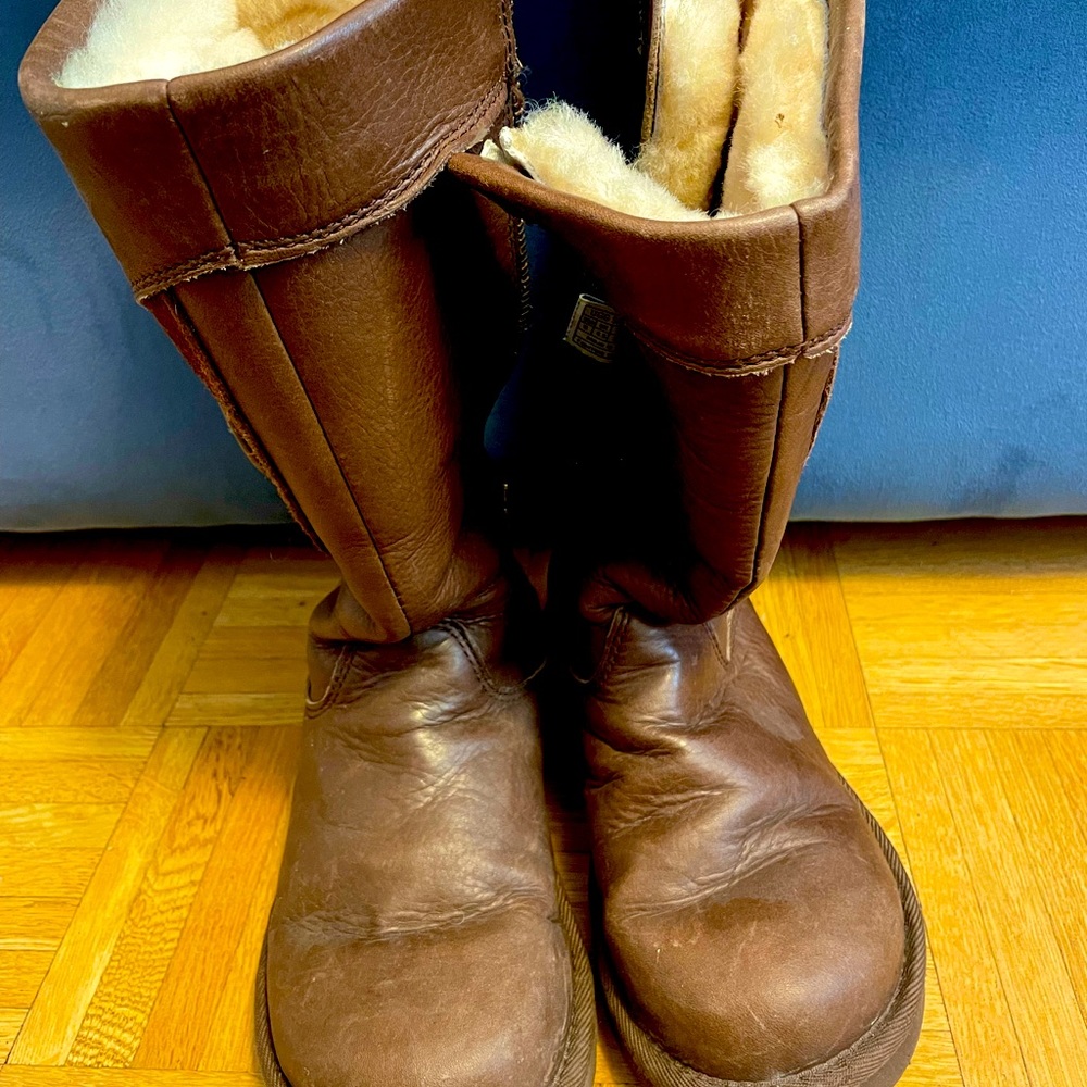 UGG EUC Size 6 leather/suede Sherpa sidezip boots